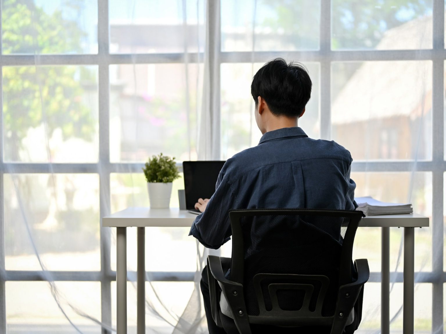 5 خطوات لمساعدتك على “تحرير” جسمك من “أسر” الكراسي