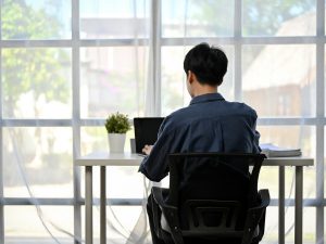 5 خطوات لمساعدتك على “تحرير” جسمك من “أسر” الكراسي