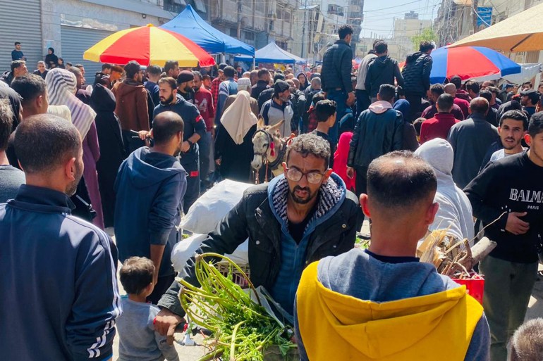 اكتظاظ أسواق البسطات في شمال القطاع بحثاً عمّا يسد به الفلسطينيون جوعهم