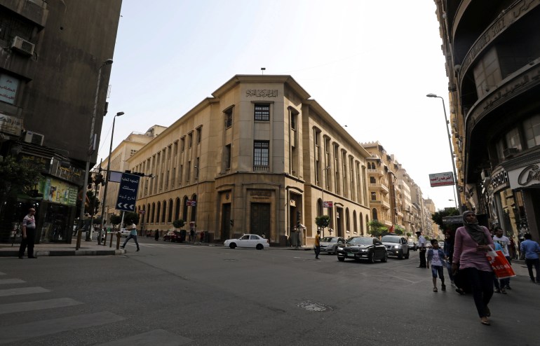 البنك المركزي يقول إنه يحاول المحافظة على القدرة التنافسية لمصر- تصوير المراسل Egyptians walk in front of the central bank in central Cairo, Egypt, June 7, 2017. REUTERS/Mohamed Abd El Ghany