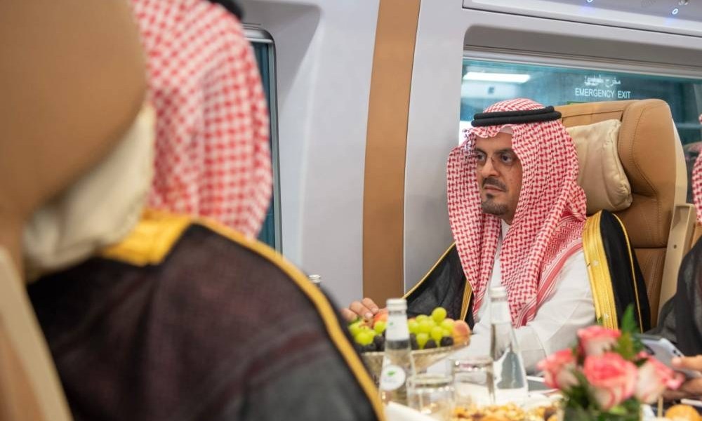 نائب أمير مكة يقف على جاهزية قطار الحرمين