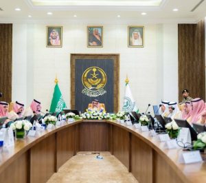 أمير الباحة يدشن مشاريع الطرق ويناقش التعثر