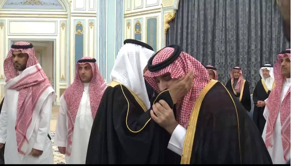 وليّ العهد يتمثّل أخلاق مدرسة «سلمان» وعياً وممارسة