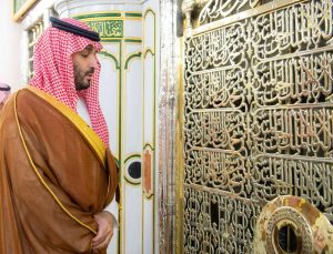 ولي العهد يزور المسجد النبوي ومسجد قباء