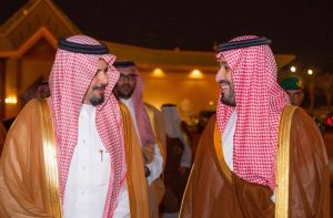 ولي العهد يغادر المدينة المنورة وفي مقدمة مودعيه أمير المنطقة ونائبه