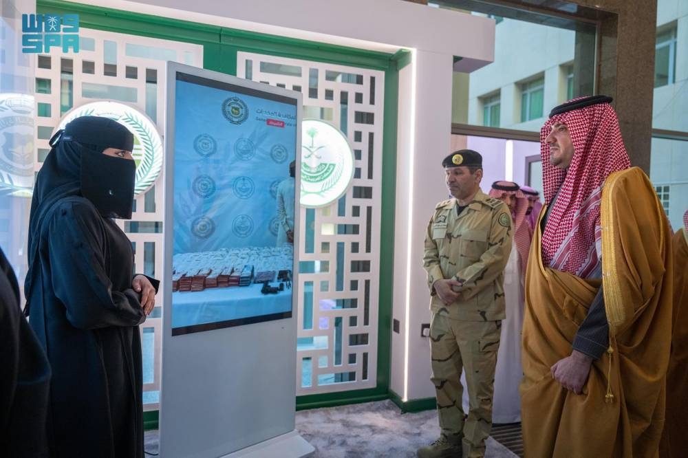 عبدالعزيز بن سعود يلتقي مدير عام مكافحة المخدرات وعددا من قيادات المكافحة في حائل