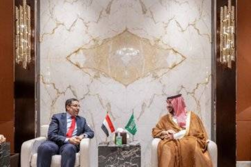 بتوجيه من القيادة .. وزير الدفاع يلتقي رئيس مجلس الوزراء اليمني
