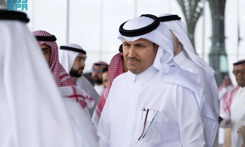 الجاسر يقف على جاهزية الخدمات وحركة السفر في مطار الأمير محمد بن عبد العزيز الدولي