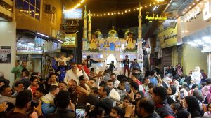 عبارة “فلسطين في القلب” تزين مجسما لفانوس رمضاني في القاهرة