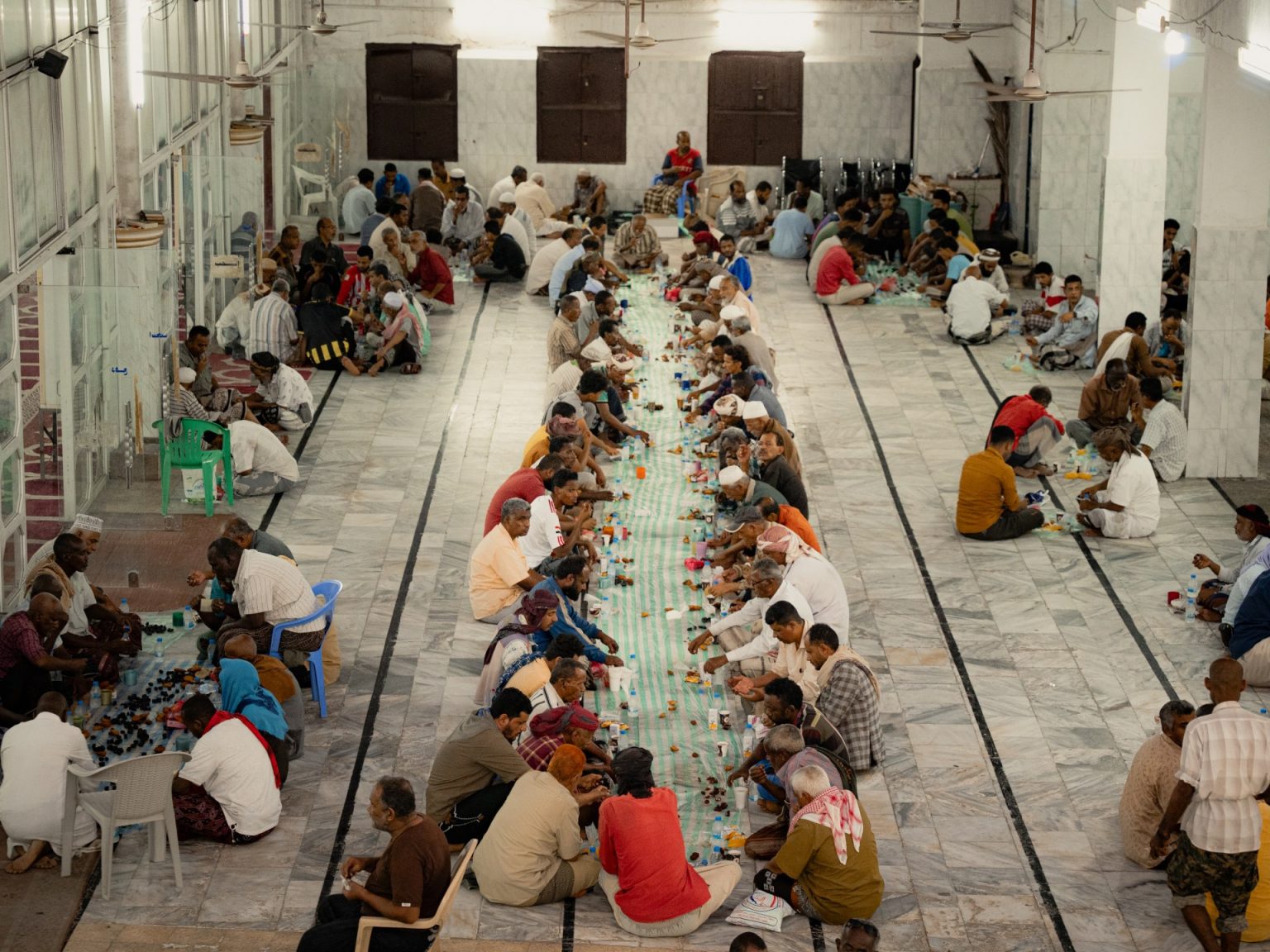 ضيوف الطريق.. تقليد رمضاني يدعو فيه اليمنيون الغرباء للإفطار