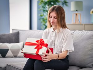 عبء الهدايا الثمينة.. لماذا يشعر البعض بالذنب عند تلقيها؟