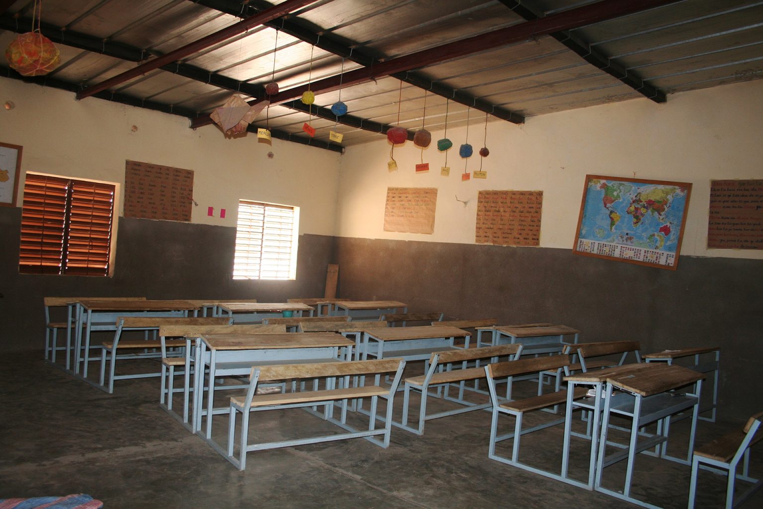 كيف صمم مهندس بيتا من الطين لحماية آلاف الأطفال في بوركينا فاسو؟