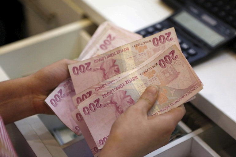 A money changer counts Turkish lira bills at an currency exchange office in central Istanbul, Turkey, August 21, 2015. Turkish consumer confidence fell to its lowest in more than six years in August, official data showed on Friday, bruised by political uncertainty, mounting militant violence in the southeast and the lira currency's tumble to a record low. REUTERS/Murad Sezer