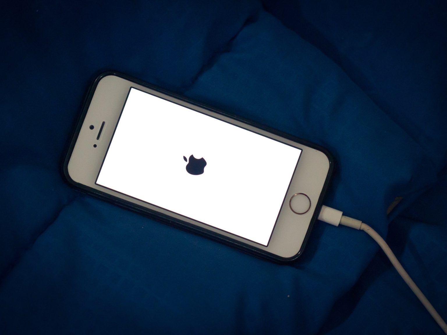 كيف تحافظ على عمر بطارية هاتف الآيفون لأطول فترة ممكنة؟