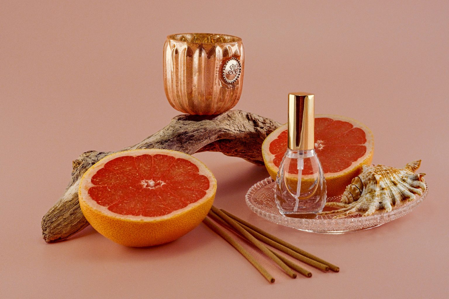 لماذا ينصح الخبراء باستخدام عطور الفواكه؟ وكيف تؤثر على حالتك النفسية؟