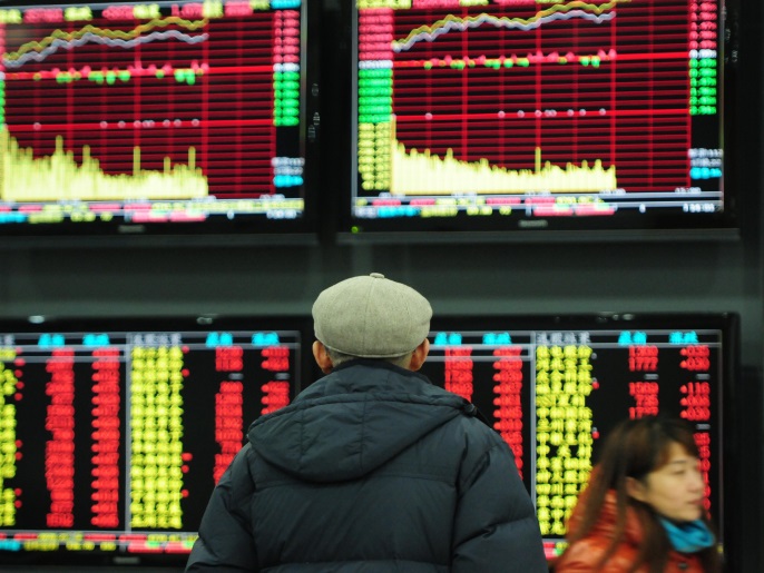 JIUJIANG, CHINA - DECEMBER 17: (CHINA OUT) Investors observe stock market at an exchange hall on December 17, 2015 in Jiujiang, Jiangxi Province of China. The Shanghai Composite Index rose 63.81 points, or 1.81 percent, to close at 3,580.00 points. The Shenzhen Component Index climbed 314.45 points, or 2.51 percent, to 12,825.5 points. (Photo by VCG/VCG via Getty Images)