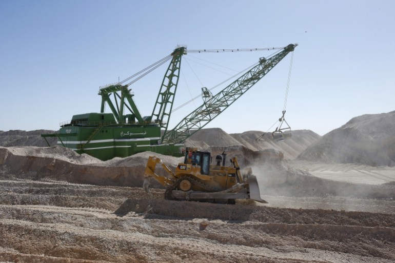 A dragline carries untreated phosphate after being dropped off on a mountain at a phosphate mine at Boucraa factory of the National Moroccan phosphate company (OCP) situated in the southern provinces, 100 km southwest of the town of Laayoune, February 18, 2016. REUTERS/Youssef Boudlal