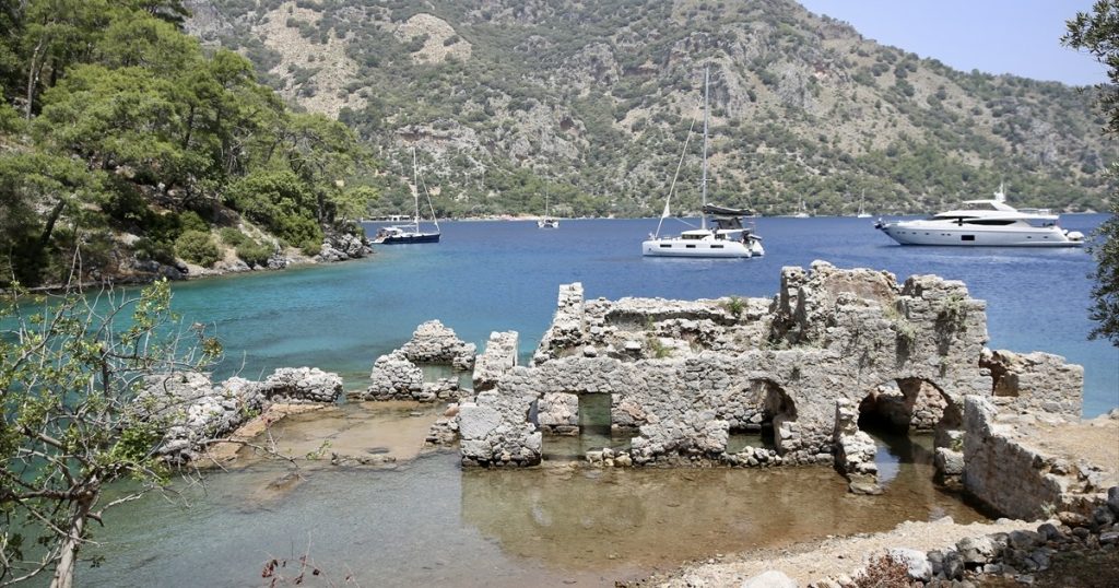 شاطئ الملكة كليوباترا في موغلا التركية.. لقاء التاريخ بالطبيعة