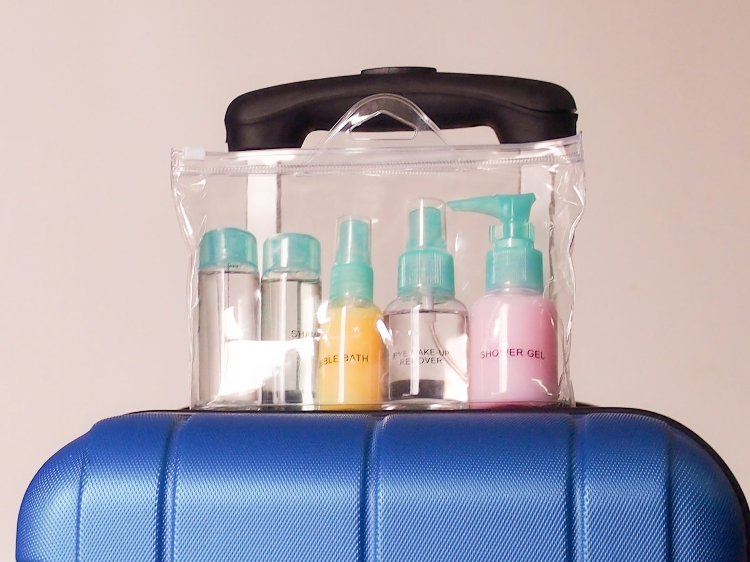 لماذا لا يُسمح بحمل السوائل وزجاجات المياه في الرحلات الجوية؟