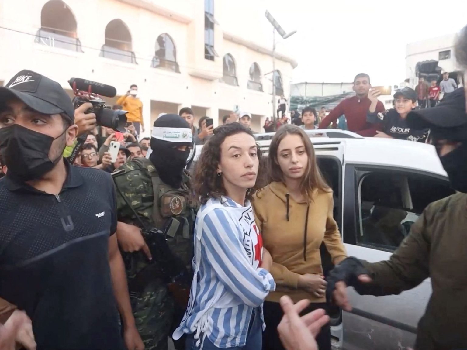 وفد من حماس يتوجه للقاهرة وحديث إسرائيلي عن اجتماع “حاسم” غدا