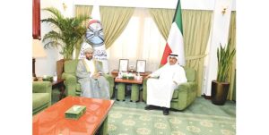 محافظ الأحمدي بحث تعزيز التعاون مع سفير عُمان