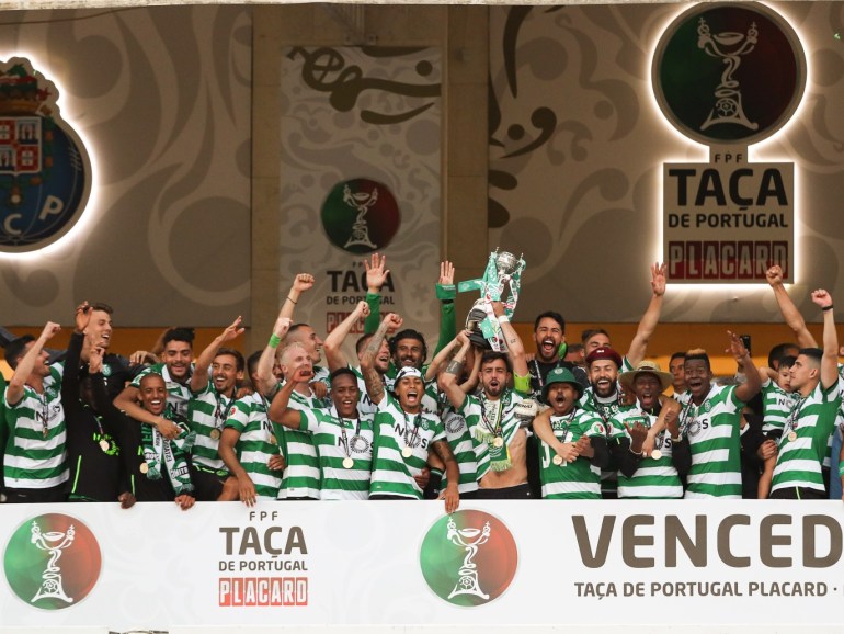 epa07600743 Sporting's players celebrate with the trophy after winning the Portuguese Cup final soccer match between Sporting CP and FC Porto held at Jamor stadium in Oeiras, Portugal, 25 May 2019. EPA-EFE/ANTONIO COTRIM