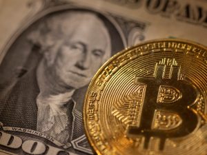 الدولار والبيتكوين يرتفعان وسط ترجيح فوز ترامب بالانتخابات الأميركية