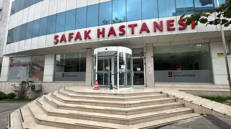 İstanbul'da, 112 Acil Çağrı Merkezi'nde çalışan kişilerle ortak hareket ederek, bebek acil hastalarını önceden anlaştıkları özel hastanelerin yenidoğan ünitelerine sevk edip ölümlerine neden olan ve haksız kazanç elde eden çeteye ilişkin iddianamede yer alan 2 hastanenin faaliyetleri askıya alındı. Bağcılar Özel Şafak Hastanesi'nin camında el yazısıyla "Hastane kapalıdır" şeklinde bilginin yer aldığı, hastanenin kapı girişinin ise iki dubayla bağlanıp kapatıldığı gözlendi. ( Mehmet Ali Derdiyok - Anadolu Ajansı )