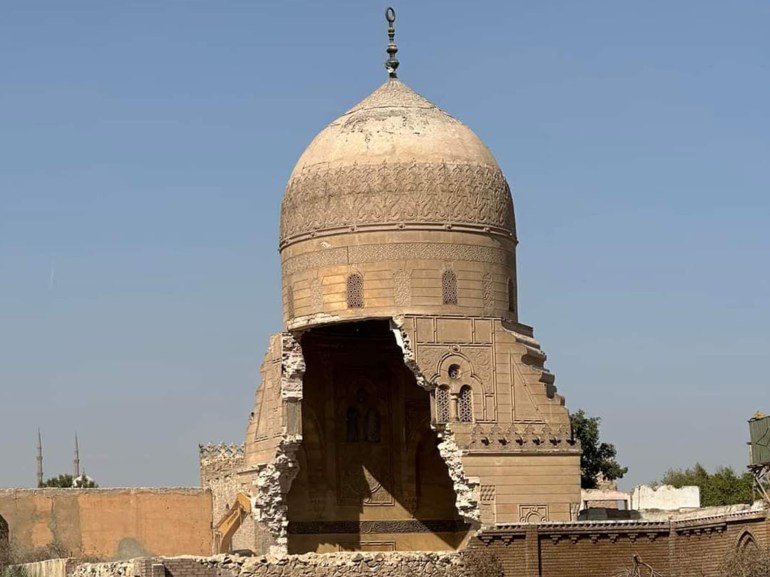 تعد قبة عبدالحليم باشا، التي بناها محمد علي باشا، من أبرز معالم مقابر الإمام الشافعي. إذ تضم رفات العديد من أفراد الأسرة العلوية، مثل الأمير محمد علي حليم، النبيل عباس إبراهيم حليم، بالإضافة إلى عدد من الأميرات من الأسرة المالكة. https://www.babmsr.com/%D8%A5%D9%84%D9%89-%D8%A3%D9%8A%D9%86-%D9%8A%D8%AA%D8%AC%D9%87-%D8%A7%D9%84%D8%AA%D8%B1%D8%A7%D8%AB%D8%9F-%D8%BA%D8%B6%D8%A8-%D8%A8%D8%B3%D8%A8%D8%A8-%D9%87%D8%AF%D9%85-%D9%82%D8%A8%D8%A9-%D8%AD/#:~:text=%D8%AA%D8%B9%D8%AF%20%D9%82%D8%A8%D8%A9%20%D8%B9%D8%A8%D8%AF%D8%A7%D9%84%D8%AD%D9%84%D9%8A%D9%85%20%D8%A8%D8%A7%D8%B4%D8%A7%D8%8C%20%D8%A7%D9%84%D8%AA%D9%8A,%D9%85%D9%86%20%D8%A7%D9%84%D8%A3%D9%85%D9%8A%D8%B1%D8%A7%D8%AA%20%D9%85%D9%86%20%D8%A7%D9%84%D8%A3%D8%B3%D8%B1%D8%A9%20%D8%A7%D9%84%D9%85%D8%A7%D9%84%D9%83%D8%A9.