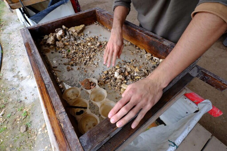 The activity of filtering the dirt at the filtering site in the Mitzvah al-Masho'ah observatory. Photo: The Temple Mount Dirt Filtering Project