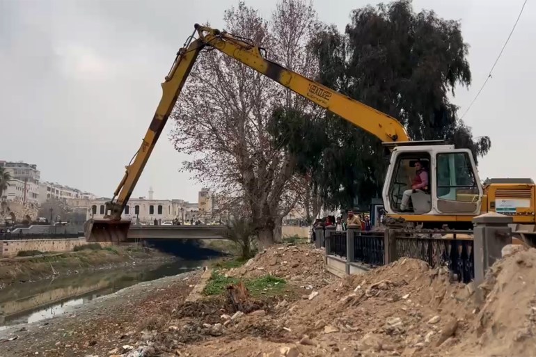 السياحة في حماة السورية أعمال التنظيف في مجرى نهر العاصي بحماة الجزيرة نت