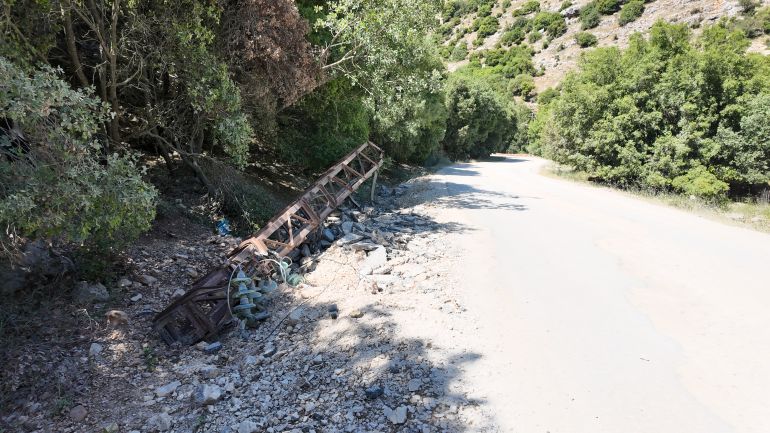 جرّافات الاحتلال عمدت إلى جرف الأراضي واقتلاع الأشجار في وادي الحجير (الجزيرة)