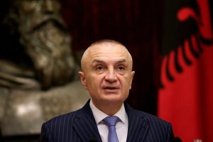 الرئيس الألباني السابق يواجه تهمتي الفساد وغسل الأموال