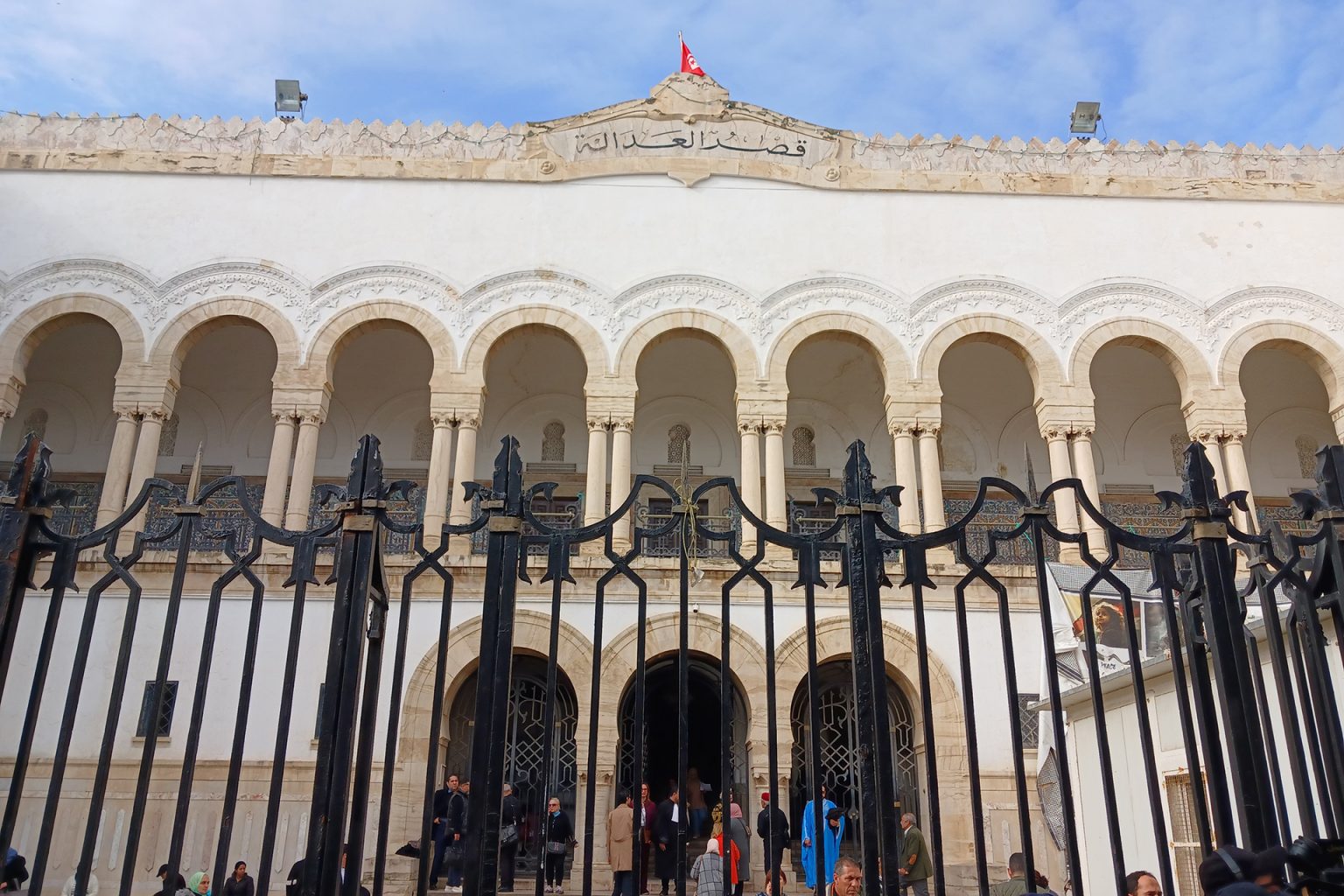 مبادرات جديدة في تونس لإطلاق حوار وطني ينهي الأزمة السياسية