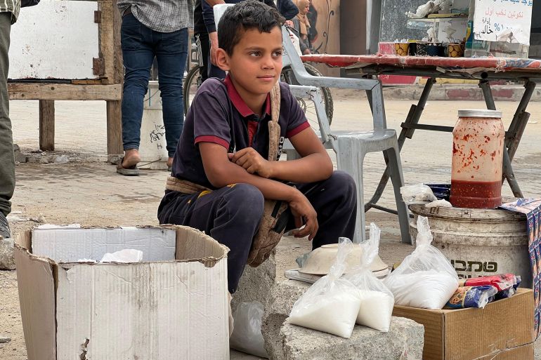 لم يعد بأسواق غزة سوى كميات قليلة من البضائع التي خزنها التجار أو المواطنون خلال فترة وقف إطلاق النار