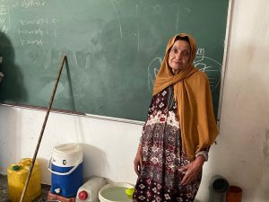 غزيون يبيعون ما تبقى معهم لسد رمقهم