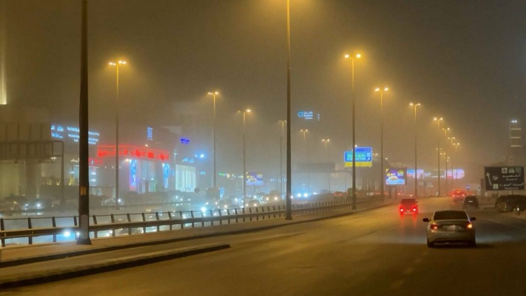 فيديو. عاصفة رملية ضخمة تغطي أجزاء من السعودية بالغبار وتحجب الرؤية بشكل شبه كلي
