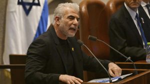 لابيد يلمح إلى أن إسرائيل تمول المساعدات الإنسانية إلى غزة عبر شركات وهمية في سويسرا وأمريكا