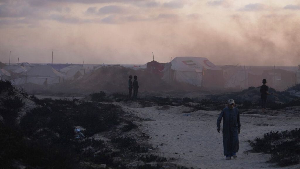 إعلام عبري: إسرائيل تخطط لاحتلال 75% من غزة خلال شهرين وحشر السكان في 3 مناطق ضيقة