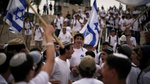 فيديو. “مسيرة الأعلام” في القدس: استنفار أمني واعتداءات على منازل الفلسطينيين