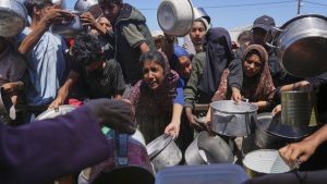 يوميات غزة: قصفٌ وجوعٌ وطوابيرُ أمام المطابخ الخيرية لما استطاع إليها سبيلا