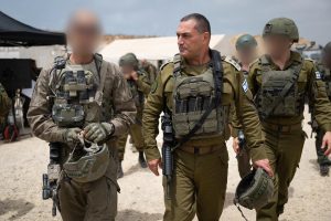 صحيفة إسرائيلية: زامير فتح جبهة ثامنة على الصعيد الداخلي