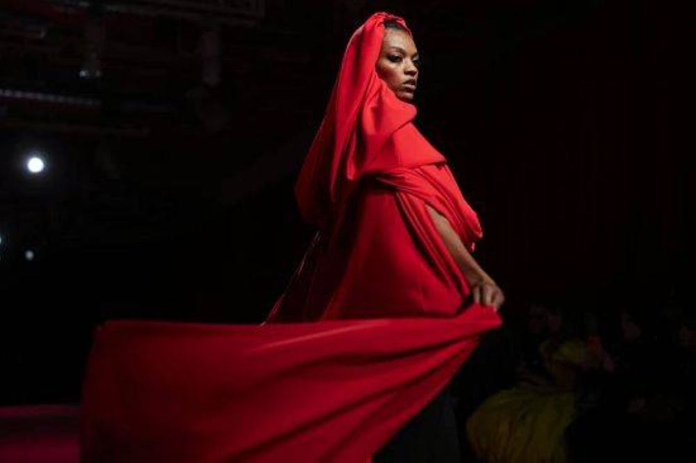 أفكار جاذبة وصيحات جديدة في «أسابيع الموضة العالمية»