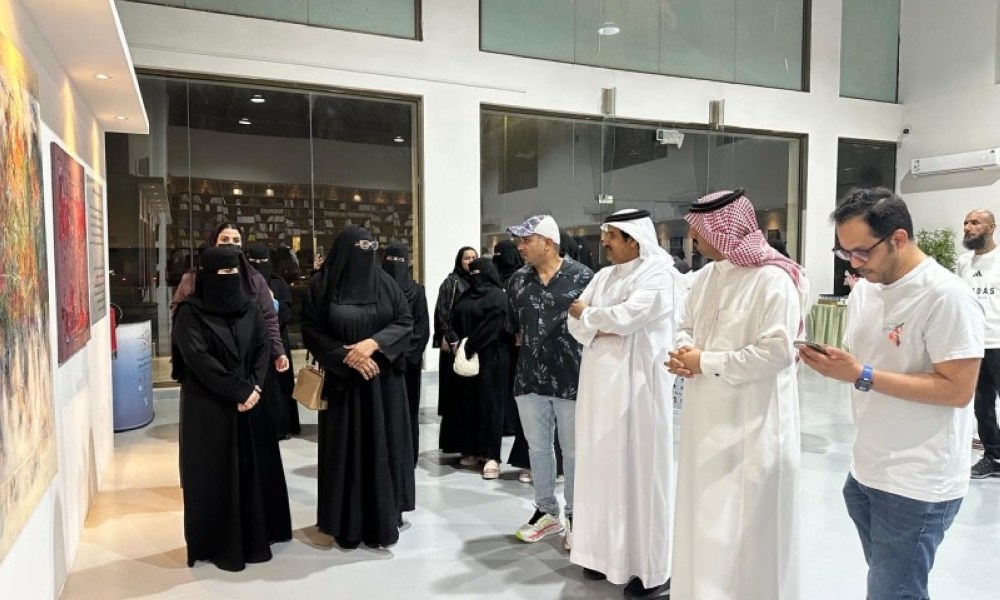 الفنانة فوزية آل عثمان: المعرض امتداد لحالة وجدانية تنبض بجمال التفاصيل وسط صخب الحياة