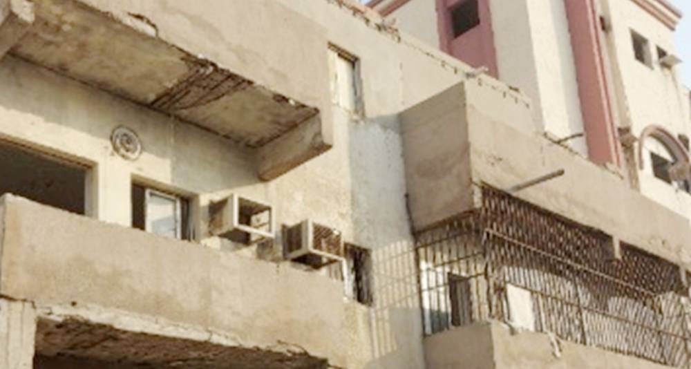 فصل الخدمات عن المباني الآيلة للسقوط في 3 أحياء بجدة