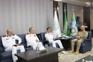 رئيس هيئة الأركان يبحث التعاون مع آمر القوة البحرية الكويتية