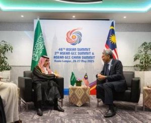 وزير الخارجية يستعرض العلاقات الثنائية مع نظيره الماليزي في كوالالمبور