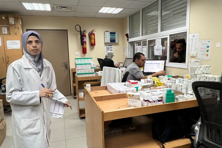 تقول وزارة الصحة إن 43% من الأدوية و64% من المستهلكات الطبية قد نفدت بشكل كامل