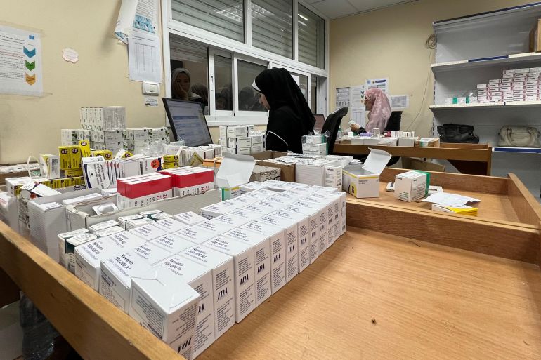 تقول وزارة الصحة إن 43% من الأدوية و64% من المستهلكات الطبية قد نفدت بشكل كامل