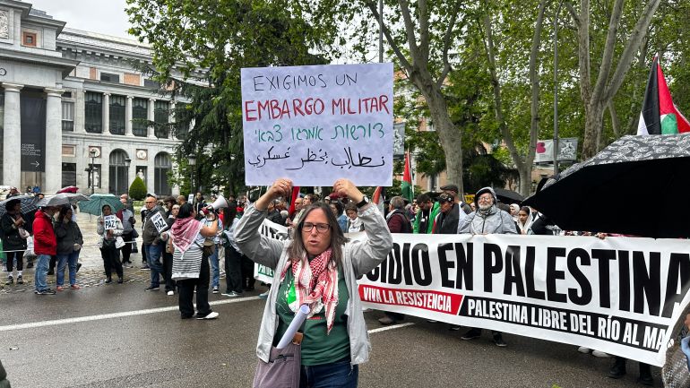 عشرات آلاف الإسبان في شوارع مدريد يهتفون لمقاطعة إسرائيل - الجزيرة نت مدريد- مستمرون بالمطالبة بوقف الإبادة الجماعية في غزة، ومطالبين حكومتهم بقطع العلاقات بشكل كامل مع إسرائيل، احتشد اليوم السبت الآلاف في مظاهرة بقلب العاصمة مدريد، بتنظيم من الشبكة الإسبانية للنضال ضد الاحتلال في فلسطين، بعد ما يزيد عن 19 شهرا من بداية الحرب على قطاع غزة.